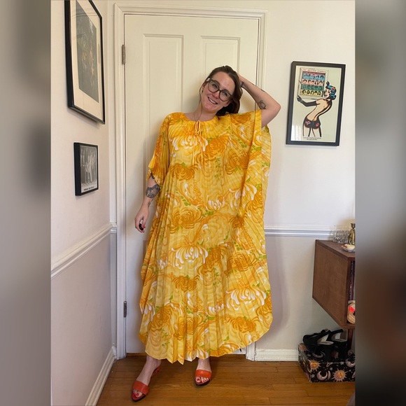 70s Vintage Volup Friendly Accordion Pleat Yellow Kaftan w. Chrysanthemum Print - Picture 3 of 7